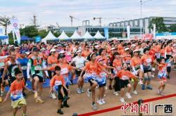 广西横州：万亩花海间开启“运动+嗅觉”盛宴(guang xi heng zhou wan mu hua hai jian kai qi yun dong xiu jue sheng yan)