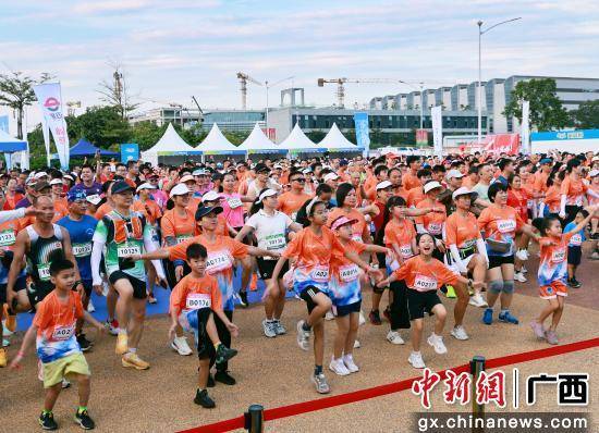 广西横州：万亩花海间开启“运动+嗅觉”盛宴