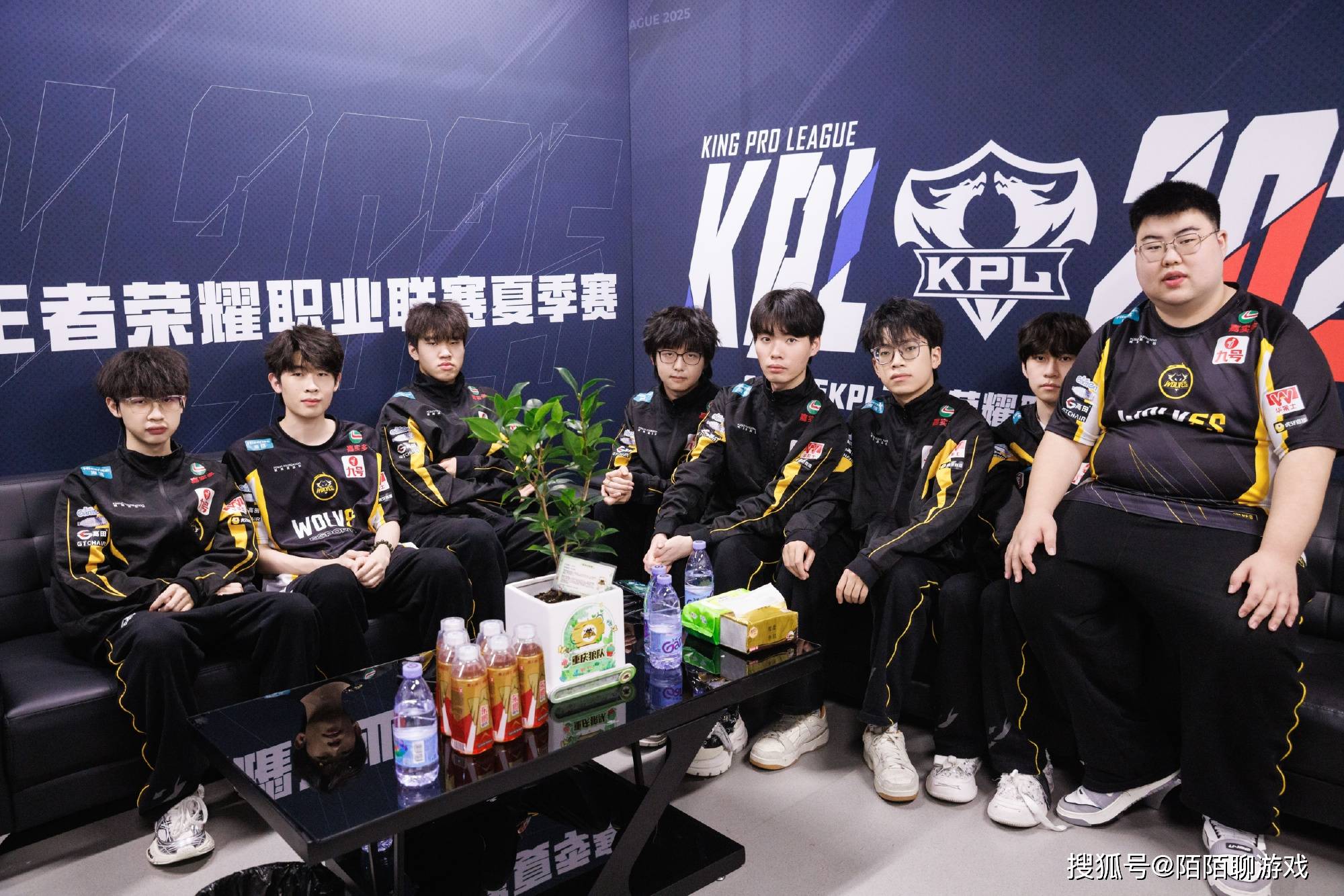 和estar和AG相比，狼队更像一支“四不像”队伍，小胖的状态决定狼队的上限！